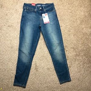 NWT Signature Levi Strauss Size 4!